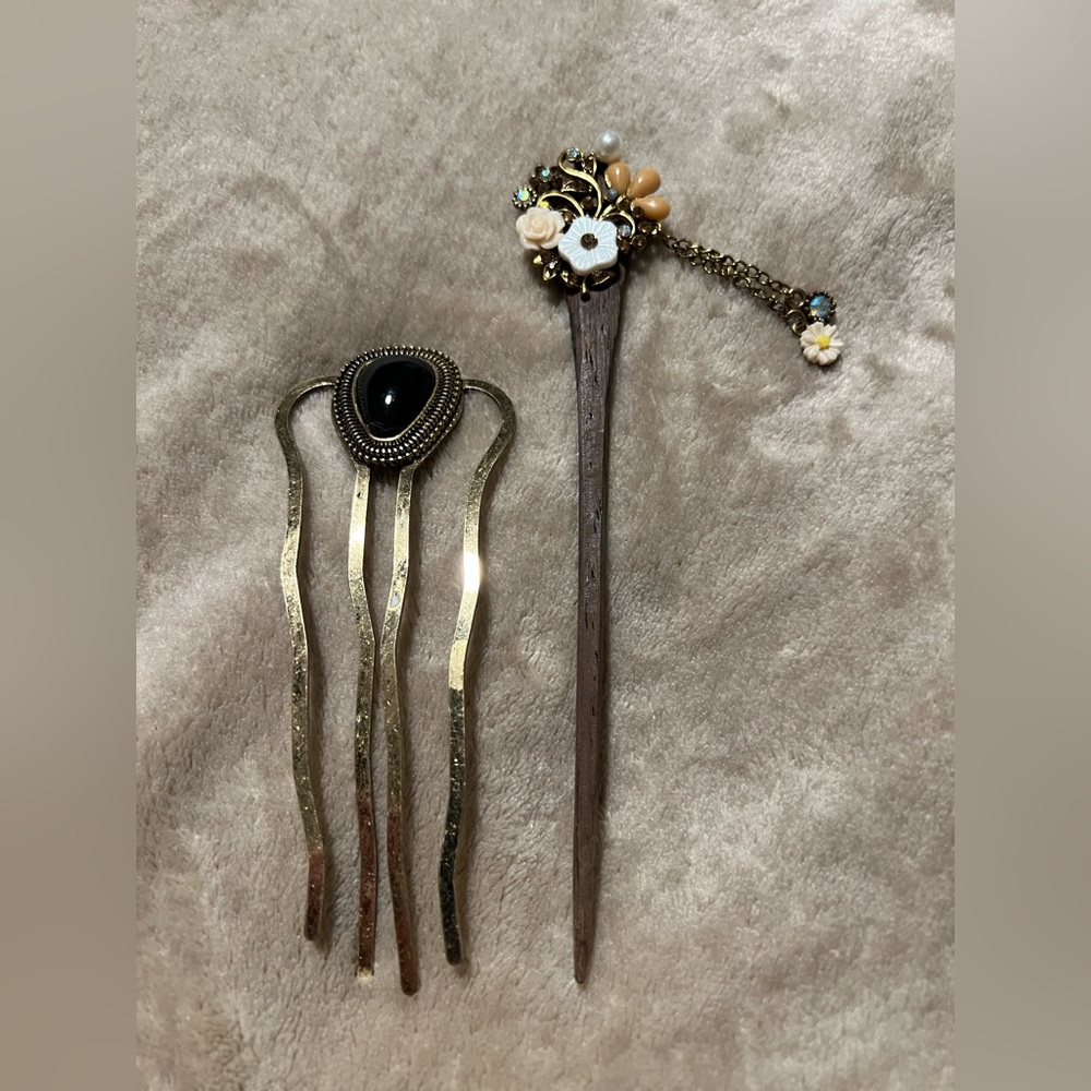 2 hair sticks